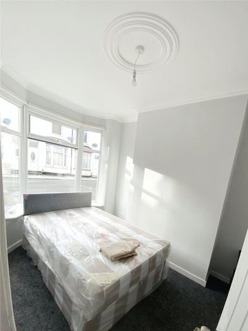 3 Bedroom Terraced - Photo 3