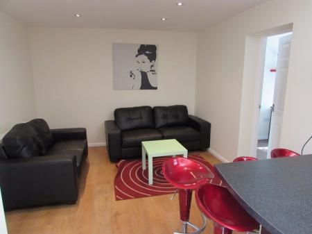 5 Bed Student Home - Teddington Close - Photo 3