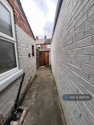 2 bedroom terraced house to rent - Photo 2