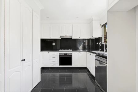 Stylish 4-Bedroom Townhouse in Maroubra - Photo 4