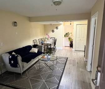 ****Walk-in 2 bedroom Suite **** - Photo 1