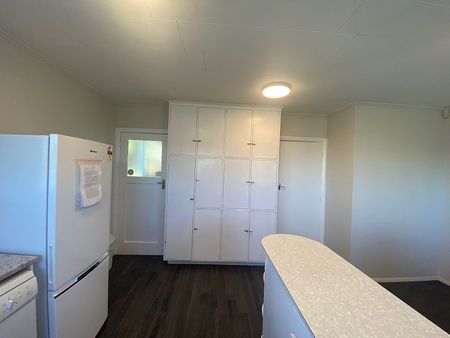Large three bedroom with wifi and fully furnished - Photo 2