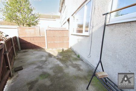 2 Bedroom Ground Floor Flat - Photo 5