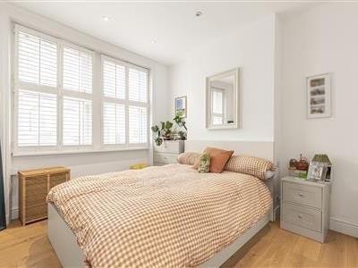 Vicarage Crescent, SW11 - Photo 2