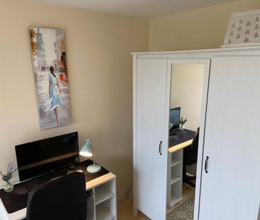 Room 2, 1 Windsor Close, GU2 7QU - Photo 6