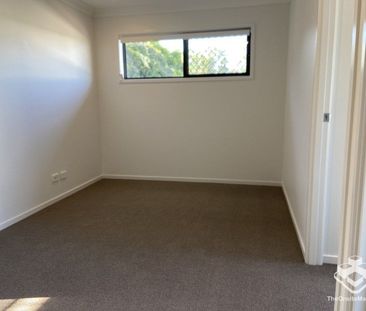 3 BEDROOM TOWNHOUSE - Double Garage, Air Cons, Pets Welcome - Photo 3