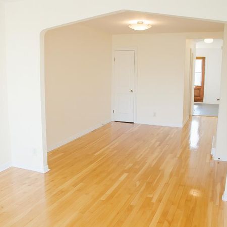 Superbe 3 ½ ensoleillé, libre maintenant, triplex, 2 ième étage, très propre - Photo 4