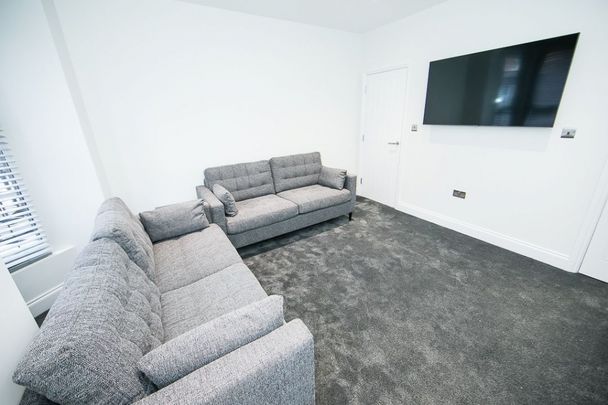 Hessle View, Hyde Park, Leeds - Photo 1