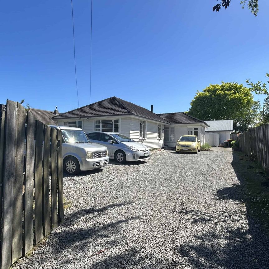 Upper Riccarton, 6+ bedrooms - Photo 1