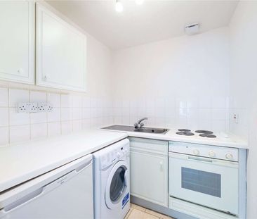 A brilliant studio flat in South Kensington with own kitchen and bathroom. - Photo 1