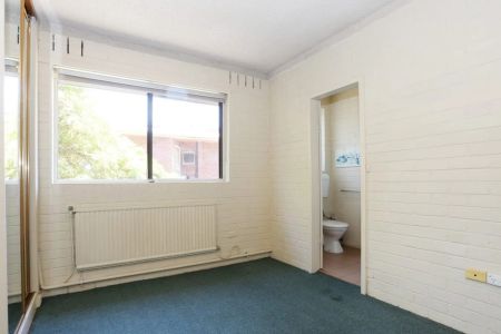 Low Maintenance and Secure Studio in Prime St Kilda Location - Photo 2
