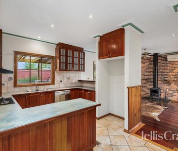 Warmth, Character & Convenience in the Heart of Rosanna - Photo 5