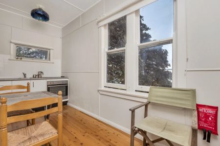 Ground floor studio apartment with a view over Blackwattle Bay - Photo 3