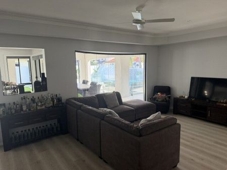 Helensvale - Photo 2