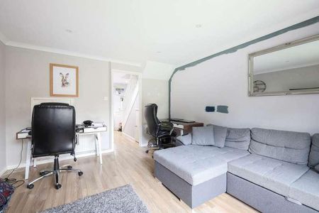 Kingslea, Horsham, RH13 - Photo 2