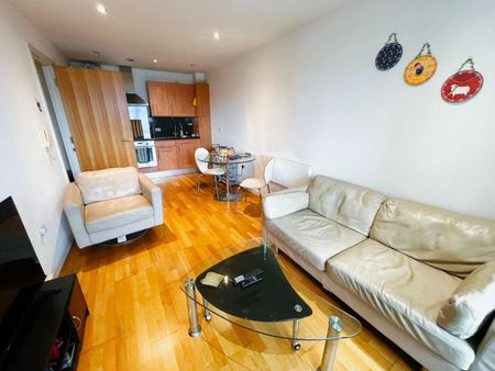 2 bedroom Flat To Let - Photo 2