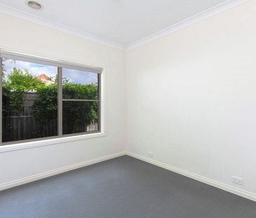 MODERN 3 BEDROOM TOWNHOUSE IN GEELONG WEST - Photo 3