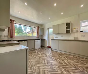 3 bedroom Detached Bungalow to let - Photo 5