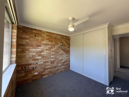 Renovated townhouse within walking distance to town - Photo 3