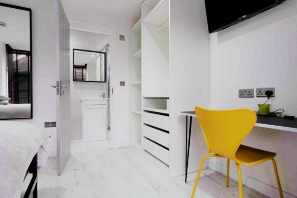 6 Beds 6 Baths - Photo 1