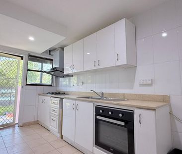 Renovated Spacious 2B2B on House Ground Floor Bills included - Photo 5