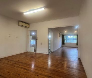 4-bedroom home with a big backyard! - Photo 1