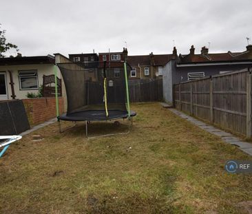 1 bedroom in a house share to rent - Photo 6