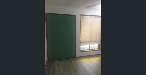 "MINUTES AWAY FROM PUBLIC TRANSPORT AND AMENITIES " - Photo 1