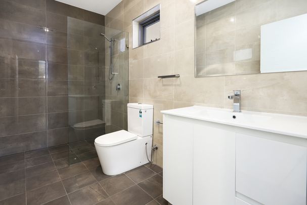 Grand Three Bedroom Townhouse Style Apartment! - Photo 1