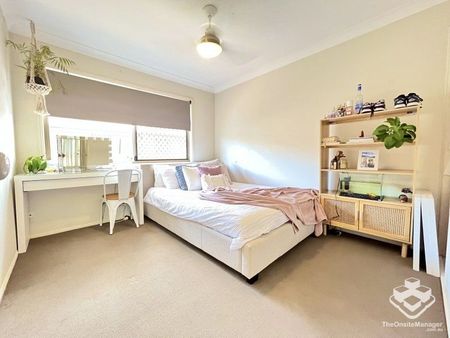 Spacious 3 Bedrooms Townhouse in a great location - Photo 4