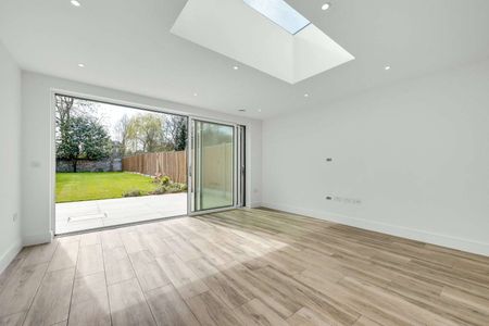 Brand new townhouse situated within a third of a mile of Hampton Court Station and Bridge Road with it's array of cafes, restaurants and shops. - Photo 2