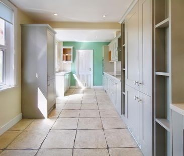4 bedroom semi-detached house to rent - Photo 6