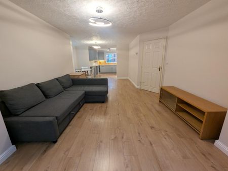 3 bedroom Flat To Let - Photo 2