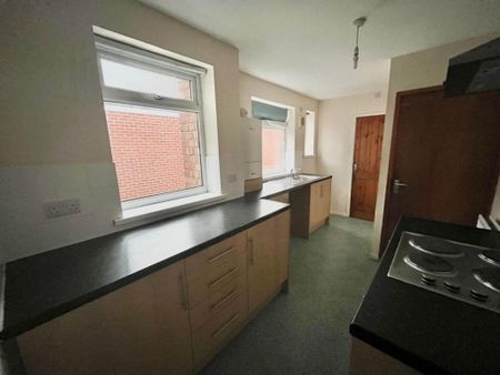 3 bedroom flat to rent - Photo 3