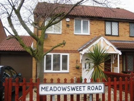 3 bedroom semi-detached house to rent - Photo 3
