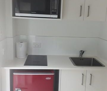 1 bedroom Unit - Newly Renovated - Fully Furnished - Photo 2