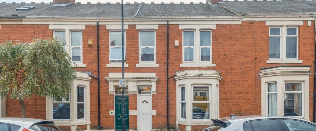 4 bedroom semi-detached house to rent - Photo 1