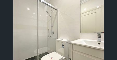 Modern four-bedroom duplex in sought after location - Photo 3