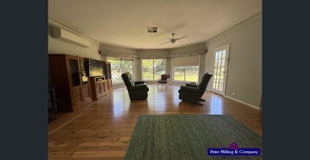 Spacious 4-Bedroom Rural Retreat - Photo 2