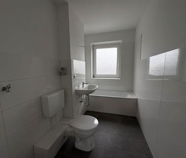 Modernisierte 4-ZKB-Balkonwohnung im Hochhaus in Heppens zu vermieten! - Photo 5