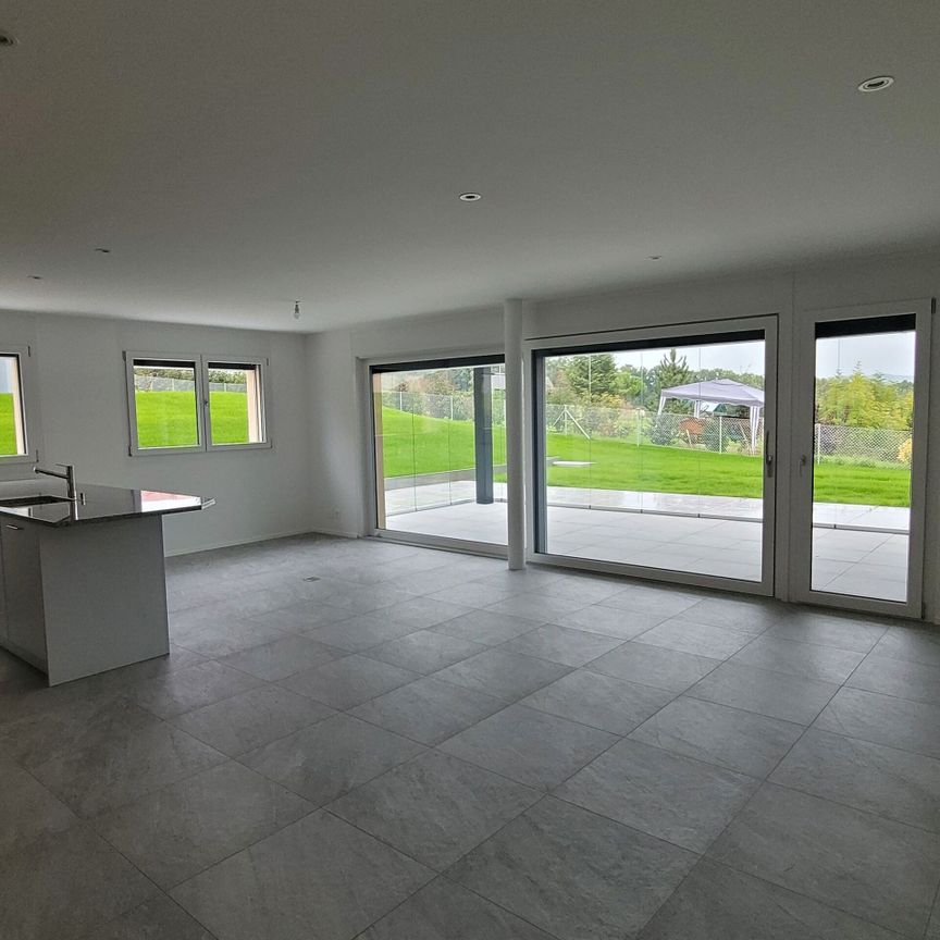 For rent 5.5 rooms – Idyllic setting on the heights of Mézières (FR) - Photo 1