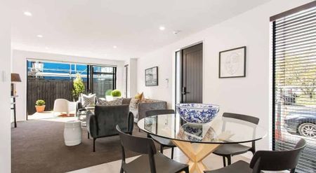 Three-bedroom townhouse in St Albans - Photo 4