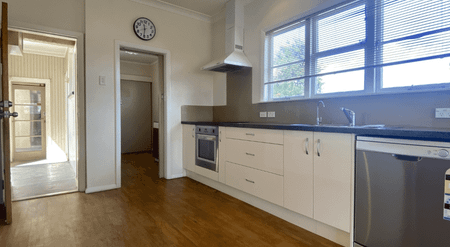 Warm and Spacious - Photo 4