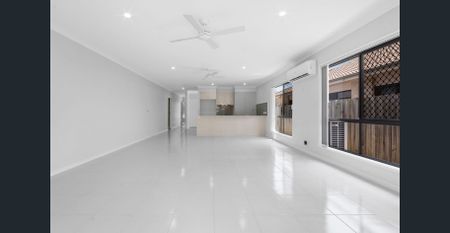 Modern living townhouse with close proximity to schools and public transport - Photo 2