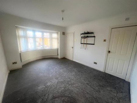 4 bedroom detached house to rent - Photo 2