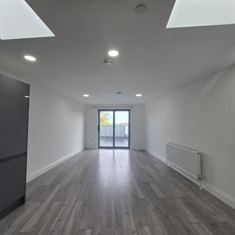 3 bedroom flat to rent - Photo 1