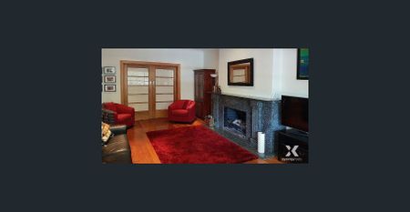 Spacious Tudor-Style Apartment with Grand Entrance and Lounge. - Photo 3