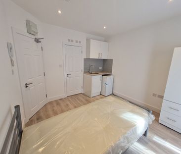 Studio Flat, Eccleston Road, W13 - Photo 2