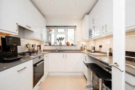 3 bedroom flat to rent - Photo 4