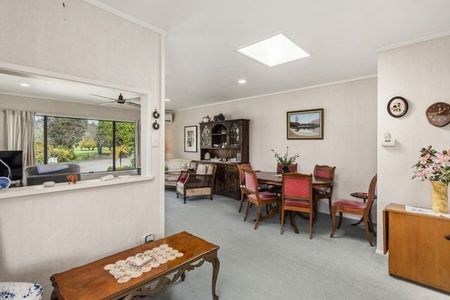 Large family home with a view of golf course - Photo 3